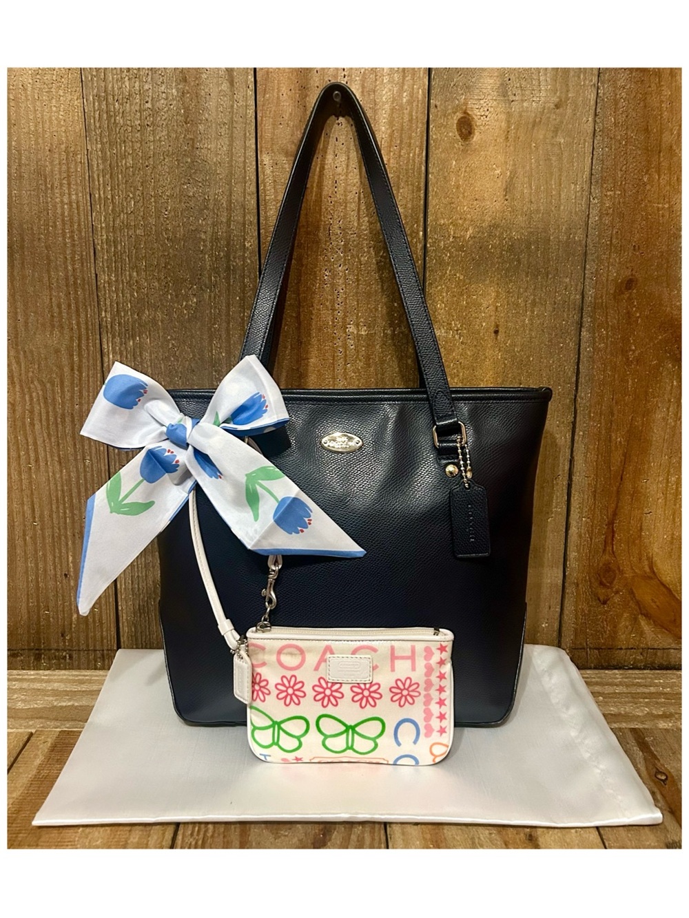 Coach. 5 Piece Set: Leather Zip Top Tote with Free Wristlet, 2 Scarfs & Dust Bag - Picture 16 of 16